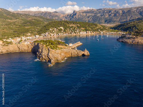 Faro de Punta sa Creu en el Puerto de Soller, Mallorca, Islas Baleares