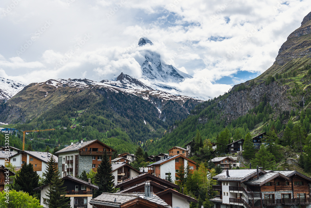 Obraz premium Alpine Scene with Zermatt Village and the Mighty Matterhorn
