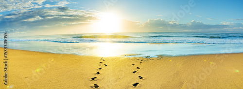 Fußsspuren im Sand an einem Goldenen Strand