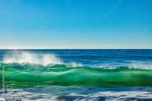 Wellen mit Gischt al sBrandungswelle am Strand