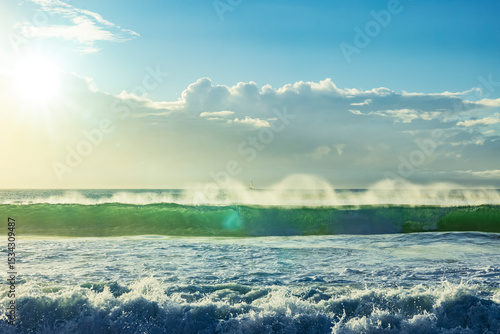 Wellen mit Gischt al sBrandungswelle am Strand
