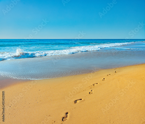 Fußsspuren im Sand an einem Goldenen Strand