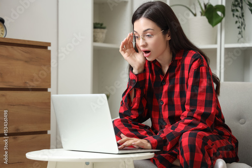 Shocked female freelancer i...