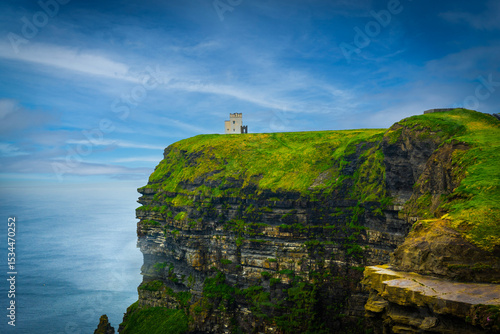 Foto O'Brien's Tower: Sentinel on the Cliffs of Moher, Ireland