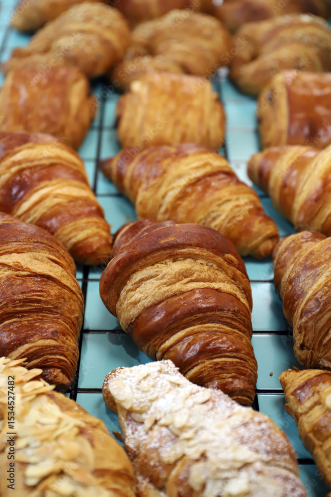 cruasanes de hojaldre en la bandeja de la pastelería cruasanes de hojaldre en la bandeja de la pastelería