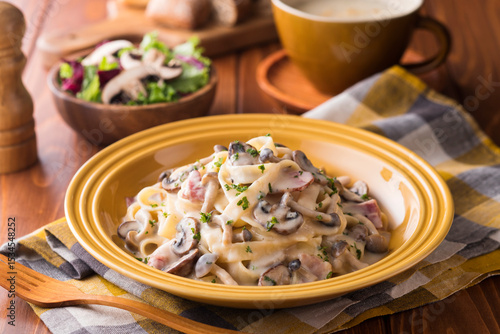 Fotografía 【マッシュルームのクリームパスタ】マッシュルームとしめじをたっぷり使ったキノコのクリームパスタです。｜ 【Creamy Mushroom Pasta with Shimeji】　A rich and creamy pasta dish made with plenty of mushrooms and shimeji