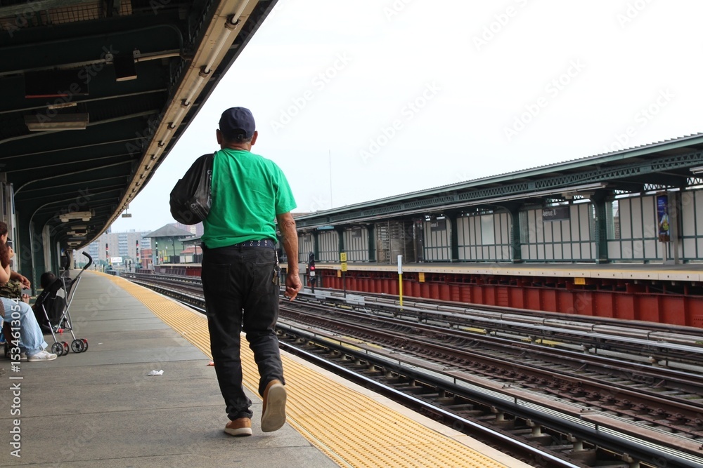 Obraz premium Man Walking on NYC Subway Platform