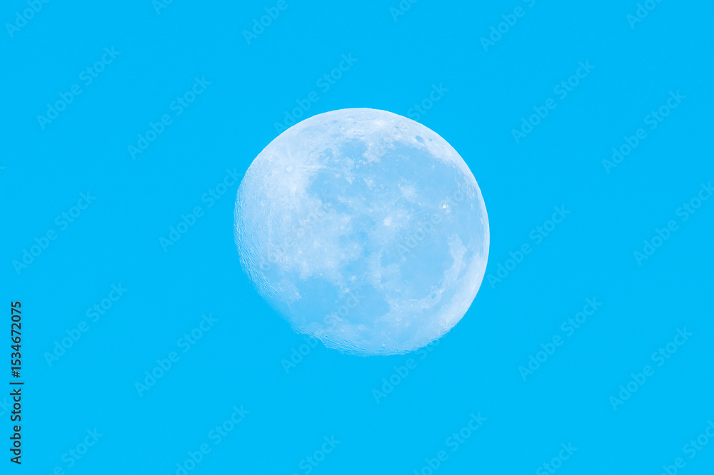 Obraz premium Early morning setting moon at 93 percent full