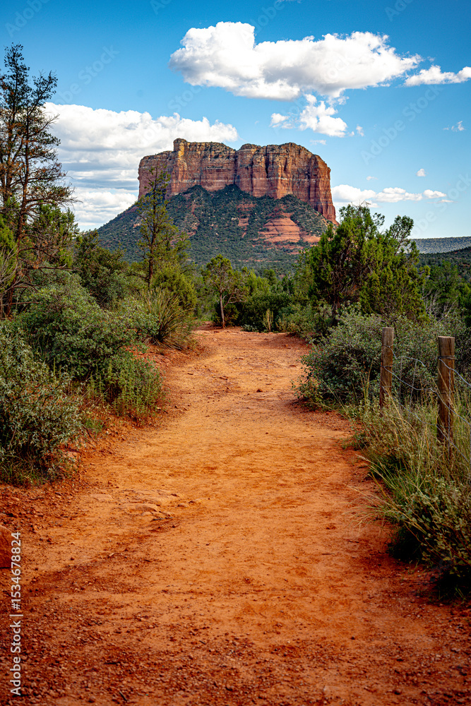 Fototapeta premium Red Rock Formation Courthouse Butte in the Arizona Desert