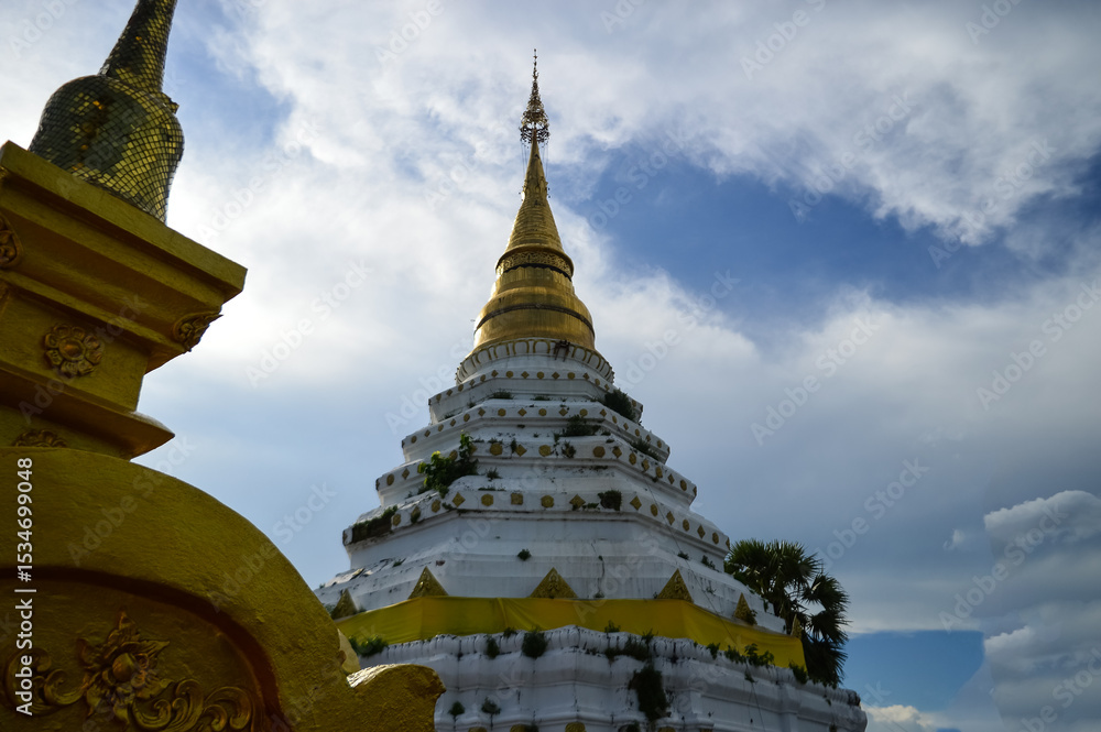 Fototapeta premium White Pagoda in the Evening, Lanna Architecture, Symbols of Buddhism, South East Asia at Chiang Yuen temple, Mueang Chiang Mai, Chiang Mai, Northern Thailand