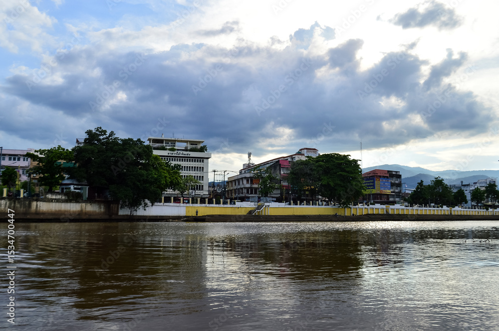 Obraz premium Ping River atmosphere in the evening at Mueang Chiang Mai, Chiang Mai, Northern Thailand
