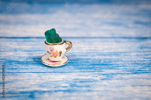 Tablou pe pânză gummy bear in a tea cup