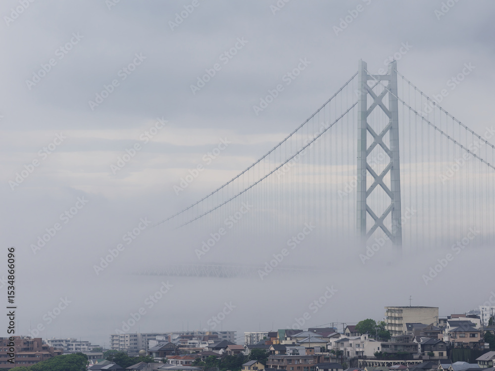 Obraz premium 霧に浮かぶ明石海峡大橋