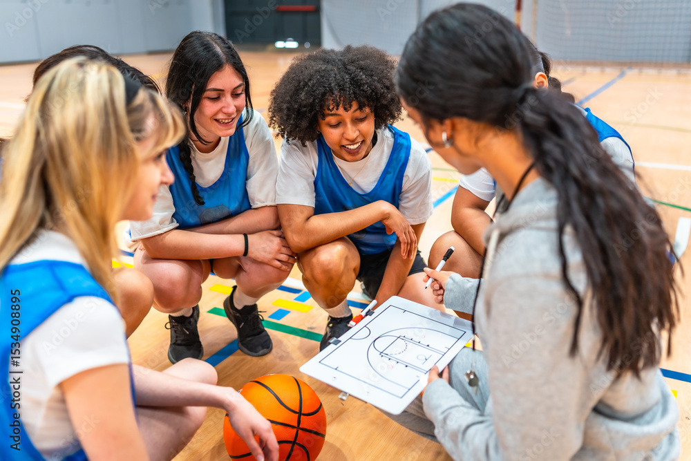 Obraz premium Female basketball coach explaining game strategy to team