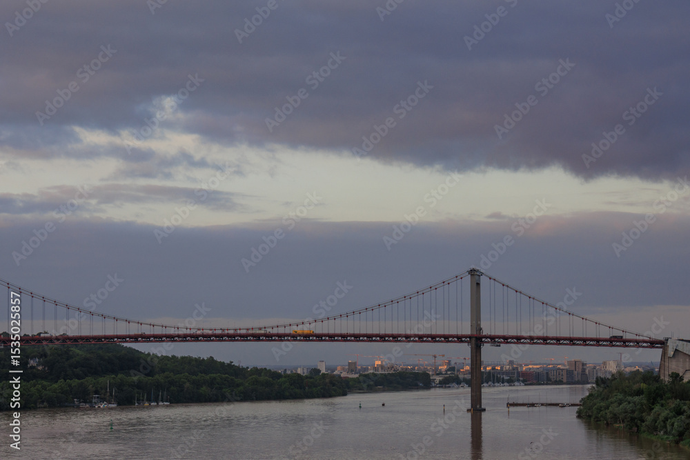Die Garonne und die Stadt Bordeaux in Frankreich Die Garonne und die Stadt Bordeaux in Frankreich