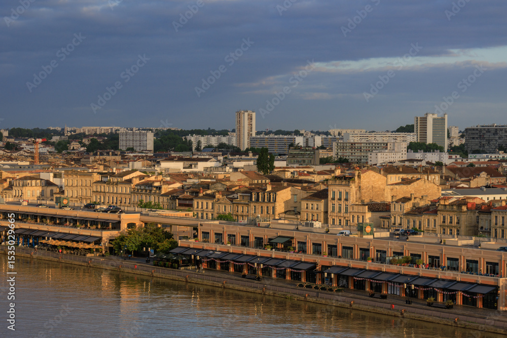 Naklejka premium Die Stadt Bordeaux an der Garonne in Frankreich