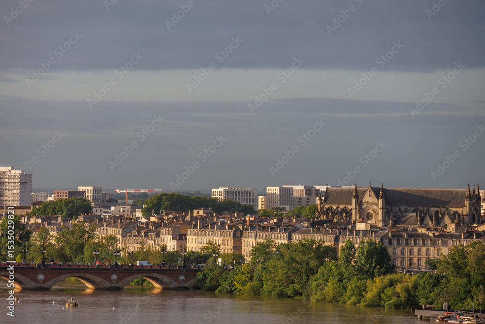 Fototapeta premium Die Stadt Bordeaux an der Garonne in Frankreich