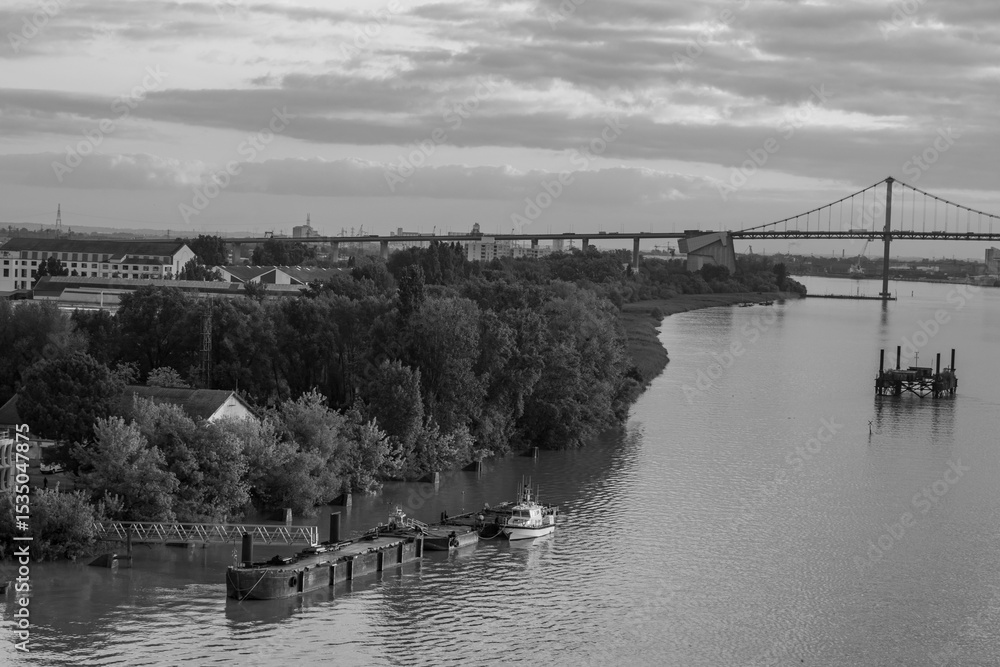 Fototapeta premium Morgenstimmung an der Garonne bei Bordeaux