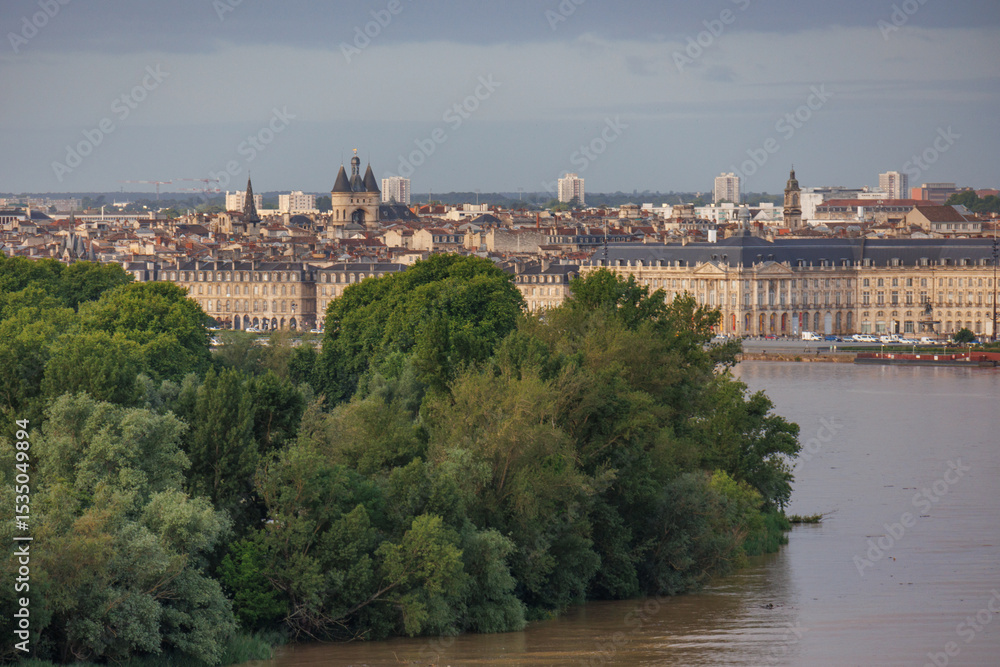Fototapeta premium die franzöische Stadt Bordeaux an der Garonne