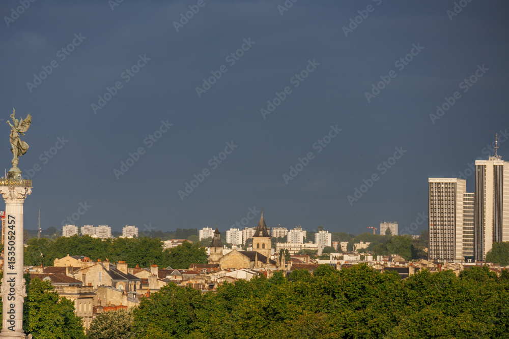 Fototapeta premium die franzöische Stadt Bordeaux an der Garonne