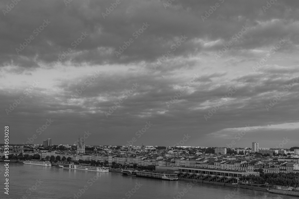Fototapeta premium Bordeaux an der garonne in Frankreich