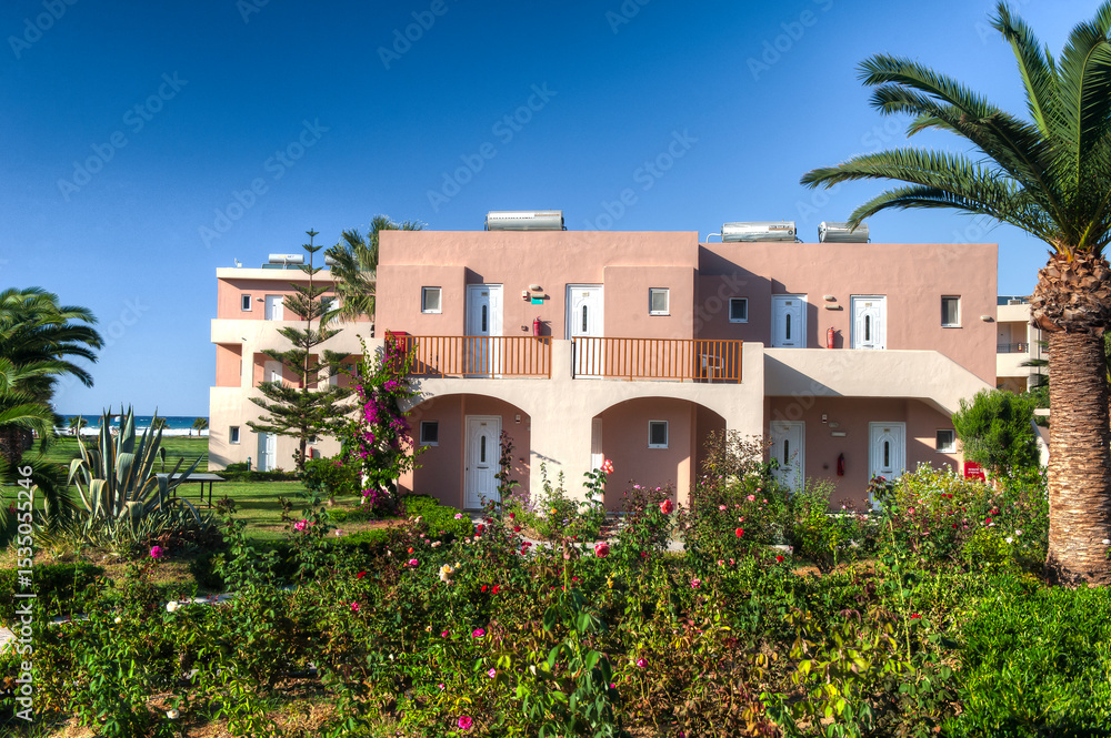 Fototapeta premium Mediterrane Hotelanlage mit Bungalows in einem parkähnlichen Resort bei schönem Sommerwetter