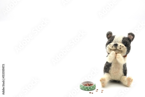 ペットフードを食べてお腹いっぱいの犬の羊毛フェルト