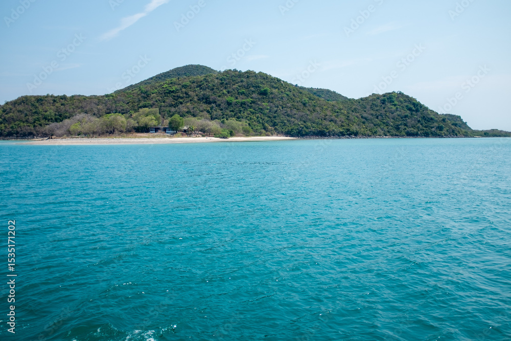 Fototapeta premium Tranquil Island and Clear Blue Sea