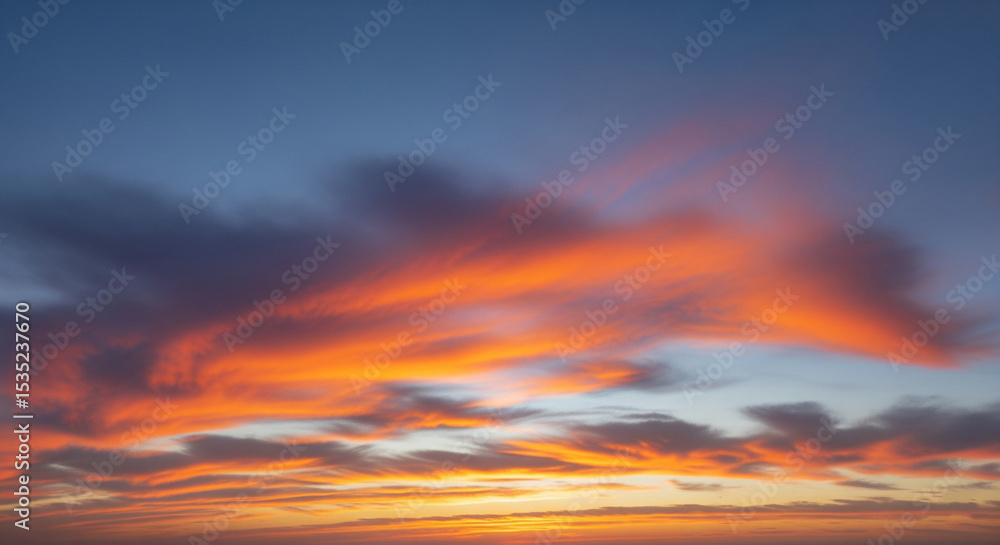 Fototapeta premium Natural blue sky with soft white clouds in daylight, featuring authentic cloud formations and clean atmosphere, ideal for backgrounds, weather visuals, or serene outdoor scenes