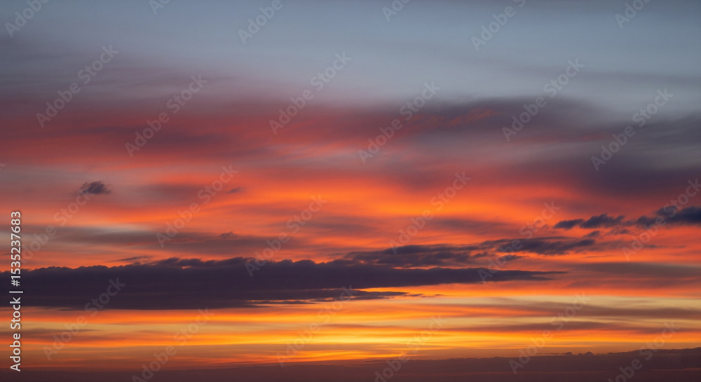 Fototapeta premium Natural blue sky with soft white clouds in daylight, featuring authentic cloud formations and clean atmosphere, ideal for backgrounds, weather visuals, or serene outdoor scenes