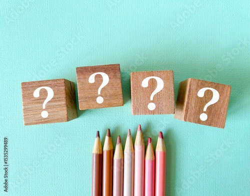 　色鉛筆とはてなマーク
