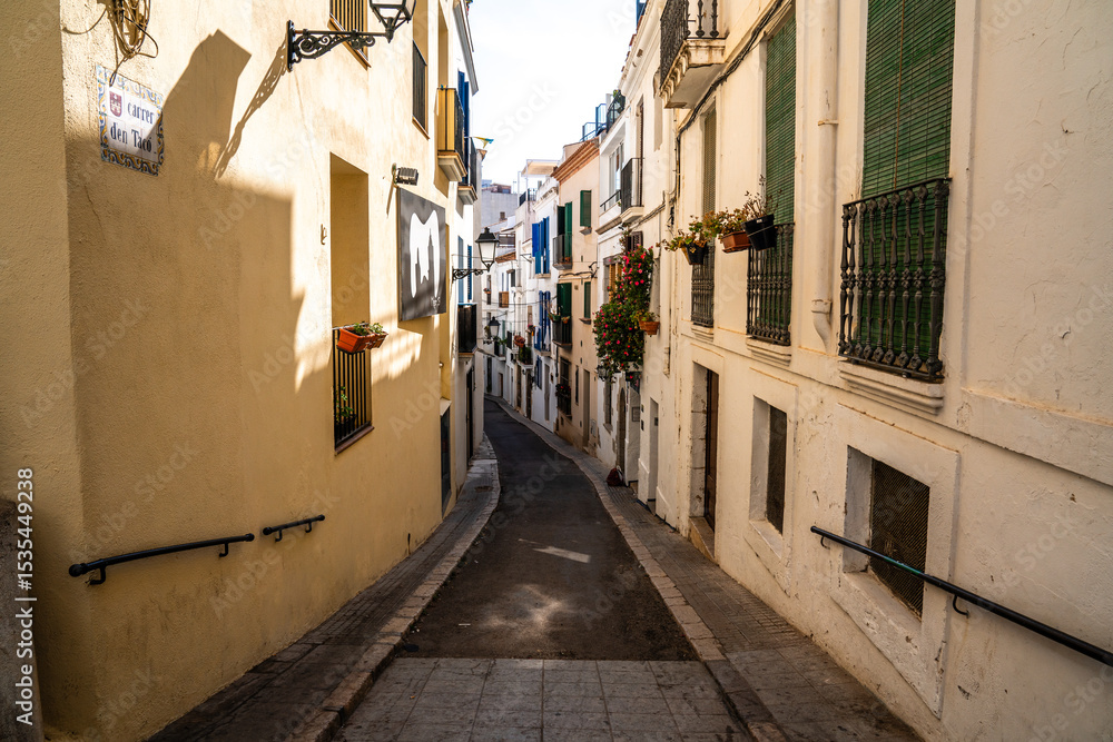 Fototapeta premium Historische Gasse in Sitges Charme der spanischen Altstadt