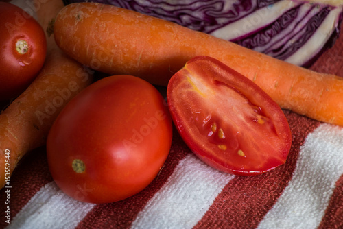 Tomate cortado y verduras