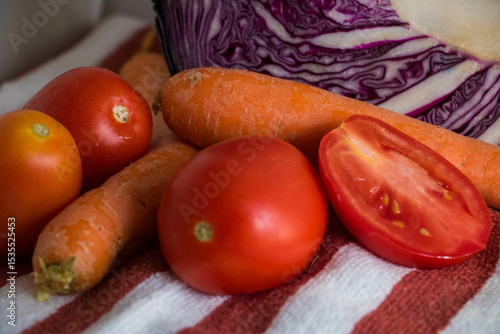 Tomate cortado con verduras