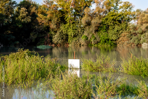Foto Sunset on a flooded river. flooded area, floodplain