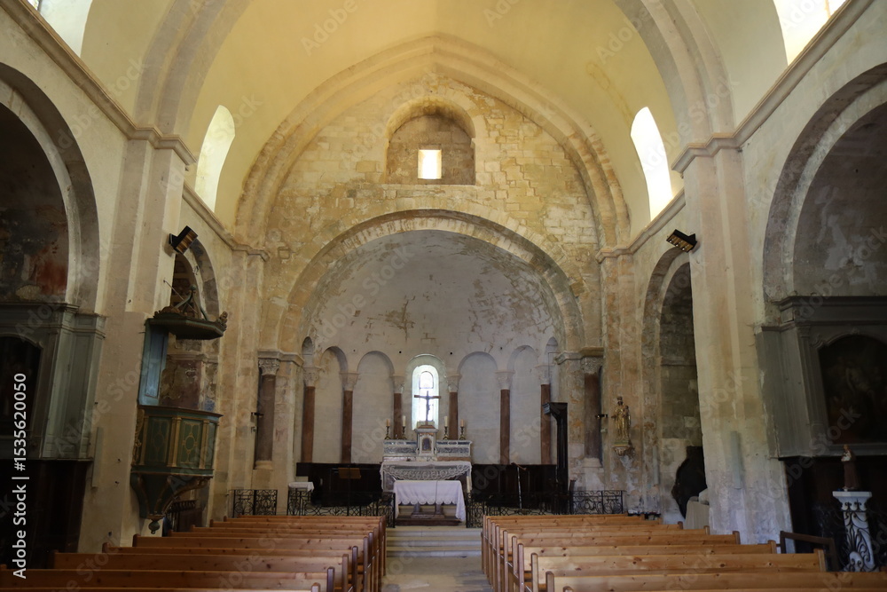 Fototapeta premium Abbaye Saint-Eusèbe, église du village, de style roman, village typique de Saignon, département du Vaucluse, France
