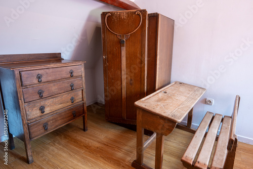 Anciens meubles dans une école