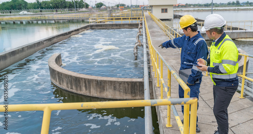 Foto Environmental engineers work at wastewater treatment plants,Water supply engineering working at Water recycling plant for reuse,Technicians and engineers discuss work together