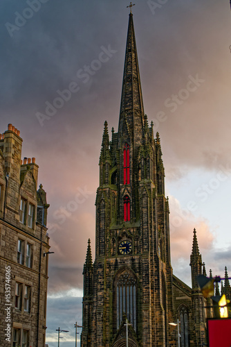 Fotografija Gothic church in Edinburgh at sunset with clouds