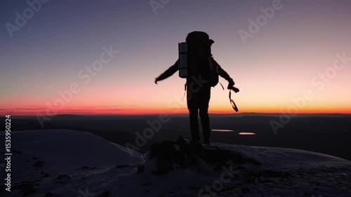 Caminando por el filo del Cerro Nahuel Pan, antes de que salga el sol. Esquel Chubut