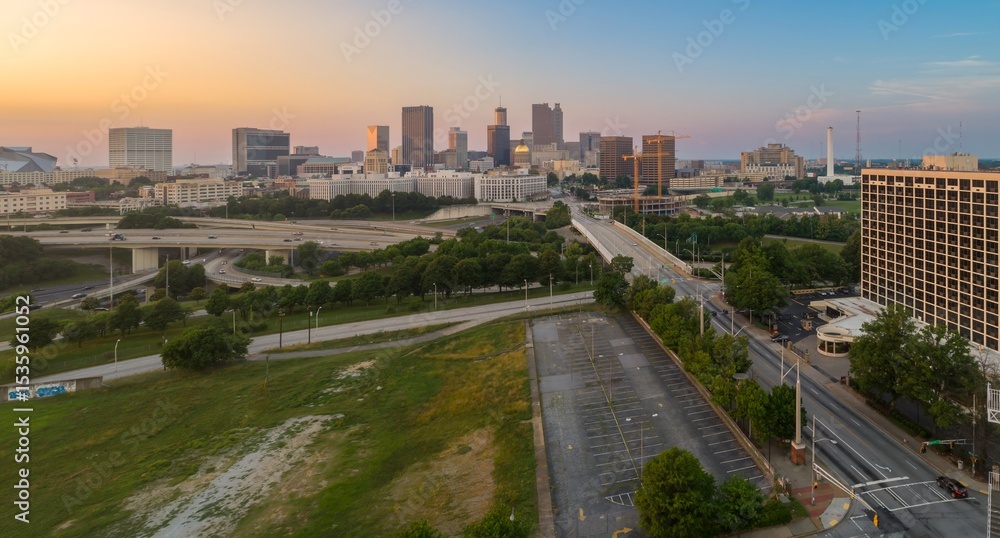 Fototapeta premium Atlanta, Georgia, USA skyline and highway interchange at dusk, showcasing the city's urban infrastructure and transportation network.