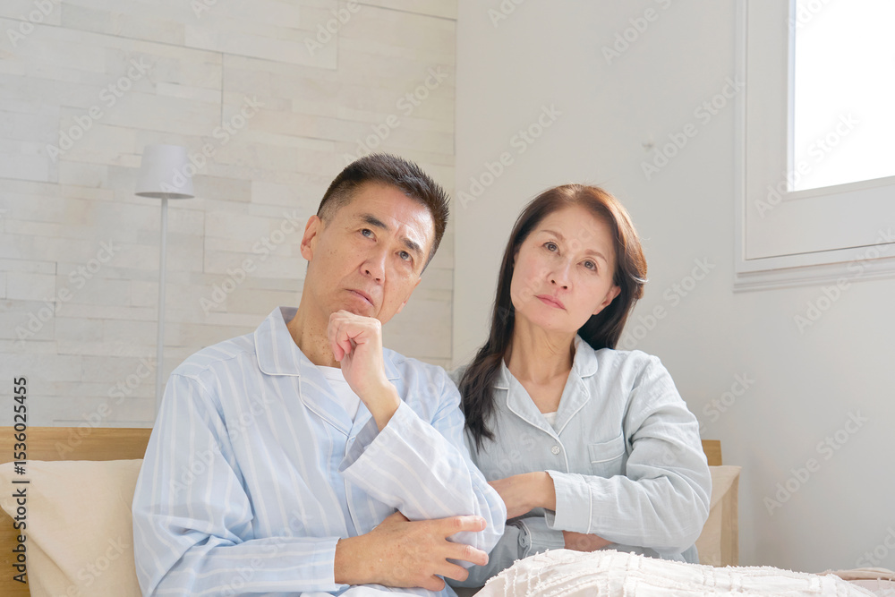 Obraz premium 考えるパジャマを着た夫婦