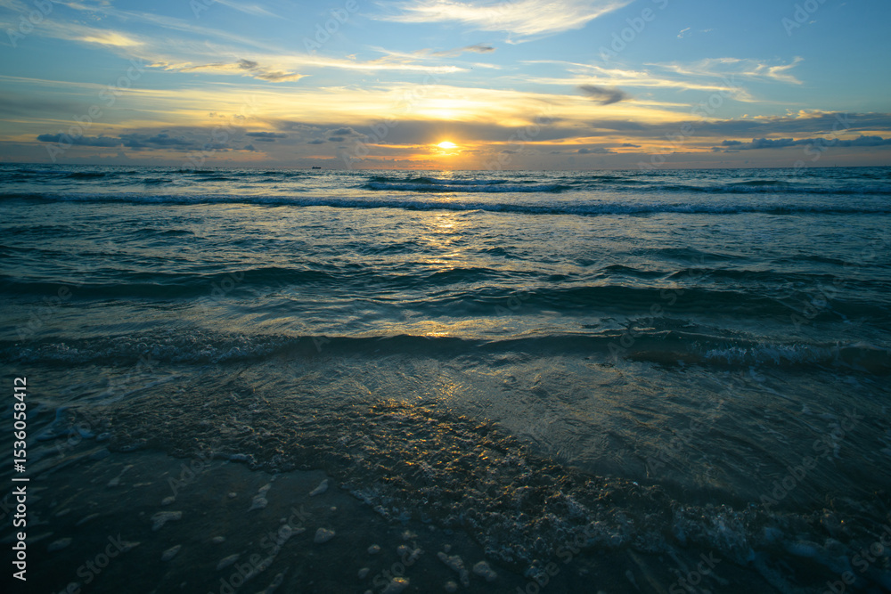 Obraz premium Ocean waves at beach. Waterscape for background. Sea sunrise. Sunset or sunrise seascape at sea.