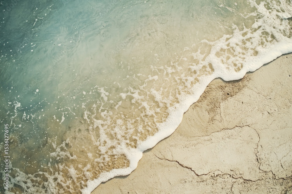 Obraz premium Soft waves lapping light beige sand