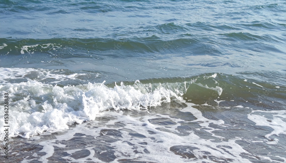 Fototapeta premium Ocean waves crashing on the shore