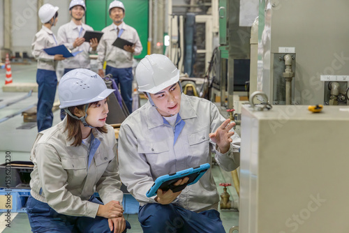 工場で働く作業員グループ