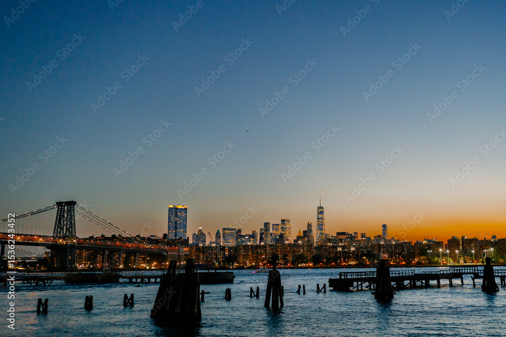 Obraz premium Manhattan Skyline at Dusk – New York, USA