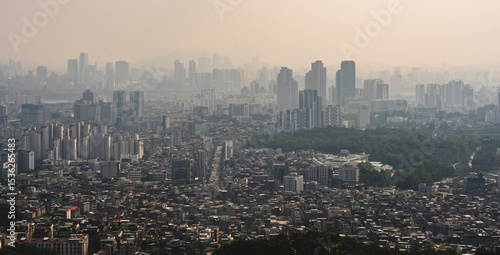 미세먼지에 둘러 쌓인 도시 풍경