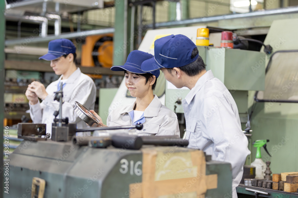 Obraz premium 工場で働く作業員グループ