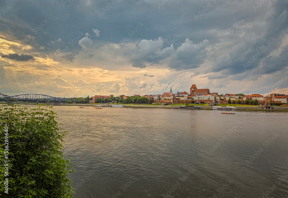 Obraz premium Castle Ruins in Toruń with a View of the Old Town on the Vistula River, Poland.
